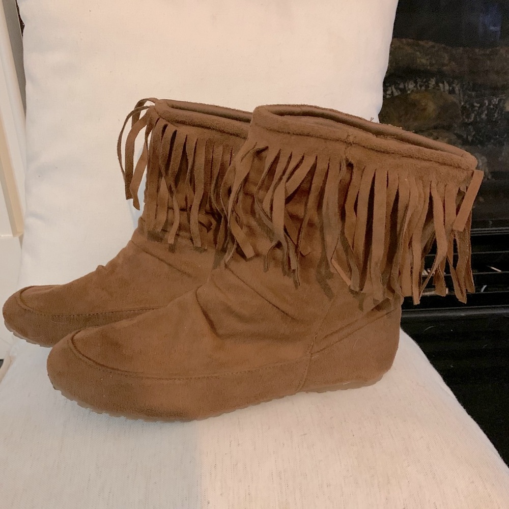 ❤️👢❤️Faux leather fringe booties!!!❤️👢❤️
